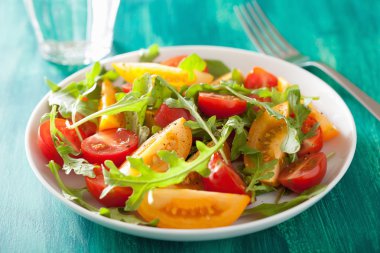 roka yeşil arka plan üzerinde domates salatası