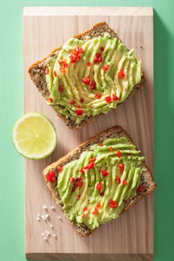 Avokado kireç biber ile sağlıklı kepekli ekmek