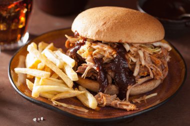 ev yapımı domuz burger lahana salatası ve barbekü sosu çekti