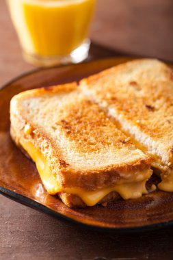 Kahvaltıda ev yapımı ızgara peynir sandviç