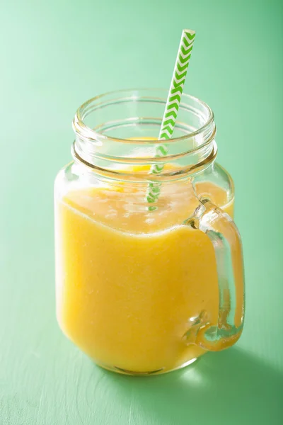 Healthy mango pineapple smoothie in mason jars — Stock Photo, Image