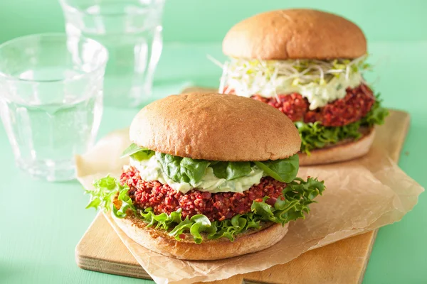 Veggie beet and quinoa burger with avocado dressing — Stock Photo, Image