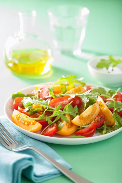 緑の背景の上にルッコラとトマトのサラダ — ストック写真