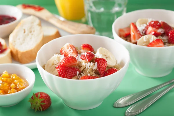 Υγιεινό πρωινό quinoa με νιφάδες καρύδας φράουλα μπανάνα — Φωτογραφία Αρχείου