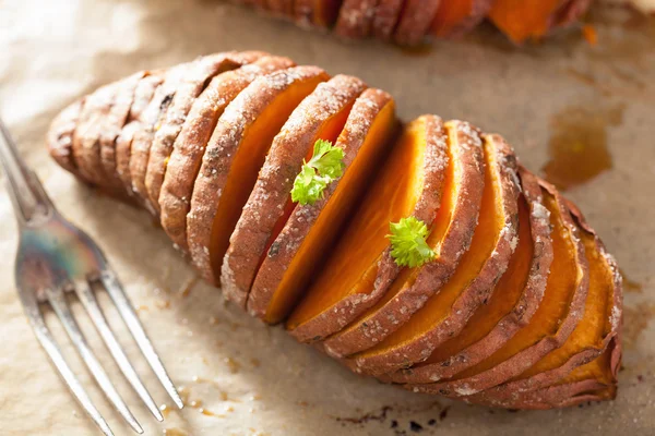 Pommes de terre hasselback au four — Photo