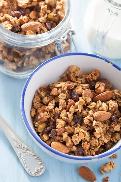 Σπιτικό granola υγιή σε μπολ για πρωινό — Φωτογραφία Αρχείου