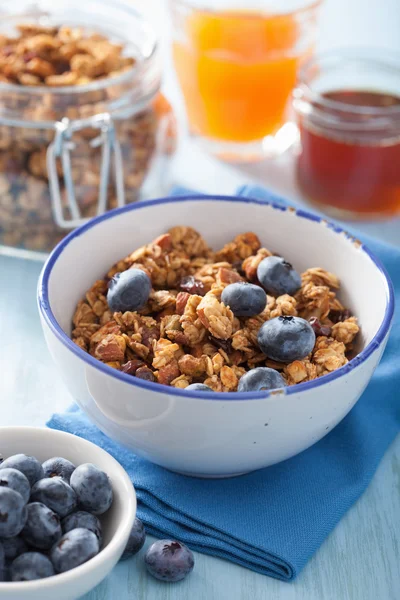 Домашний здоровый мюсли в миске на завтрак — стоковое фото
