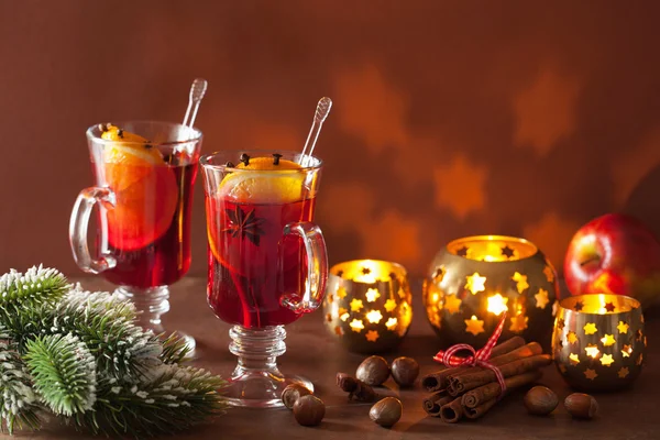 Verre de vin chaud à l'orange et aux épices, décoration de Noël — Photo