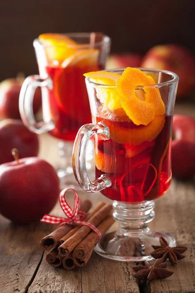 Glass of mulled wine with orange and spices, winter drink — Stock Photo, Image
