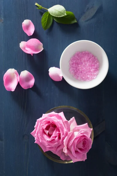 Sale alle erbe di fiori di rosa per spa e aromaterapia — Foto Stock