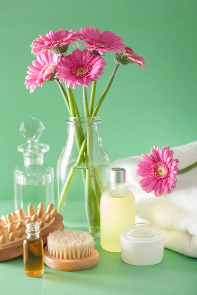 Spa aromathérapie avec gerbera fleurs huile essentielle brosse — Photo