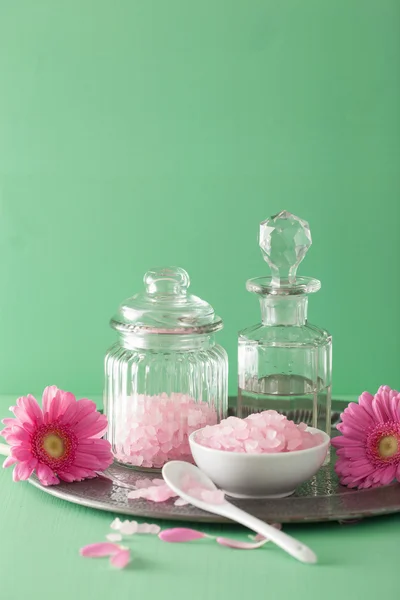 Spa aromaterapi med rosa salt gerbera blommor — Stockfoto