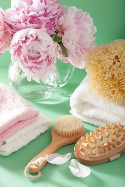 Bath and spa with peony flowers brush sponge towels — Stock Photo, Image