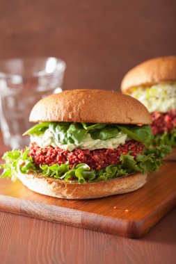 sebzeli pancar ve quinoa burger avokado sos ile
