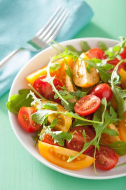 roka yeşil arka plan üzerinde domates salatası