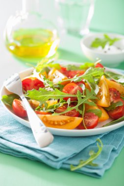 roka yeşil arka plan üzerinde domates salatası