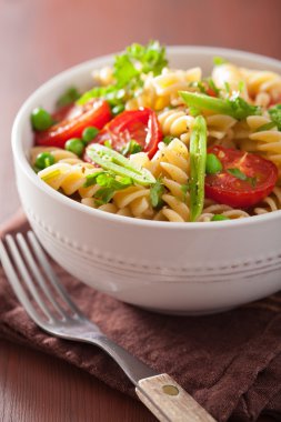 Vejetaryen makarna düdük domates bezelye otlar ile