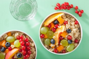 meyve ile sağlıklı kahvaltı quinoa berry nektarin yaban mersini g