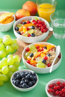 meyve ile sağlıklı kahvaltı quinoa berry nektarin yaban mersini g