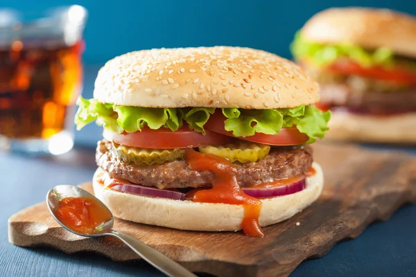 Hambúrguer com carne bovina patty alface cebola tomate ketchup — Fotografia de Stock