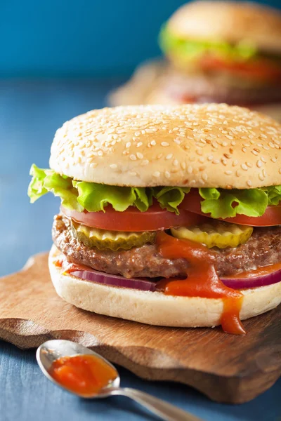 Hamburguesa con carne empanada lechuga cebolla tomate ketchup — Foto de Stock