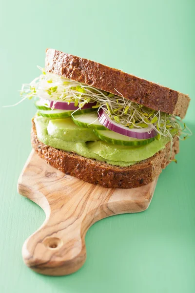 Sándwich de aguacate saludable con brotes de alfalfa de pepino cebolla —  Fotos de Stock