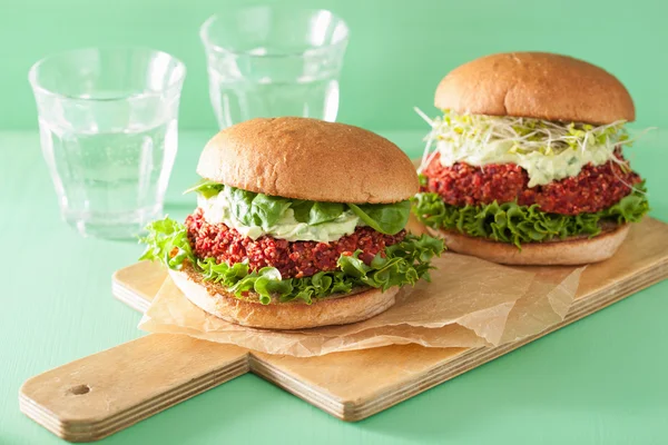 Veggie beet and quinoa burger with avocado dressing — Stock Photo, Image