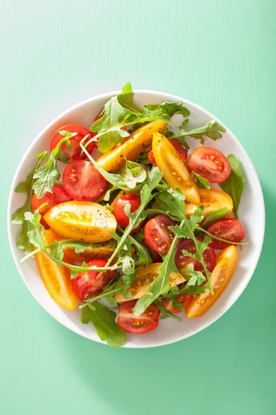 Ensalada de tomate con rúcula sobre fondo verde —  Fotos de Stock