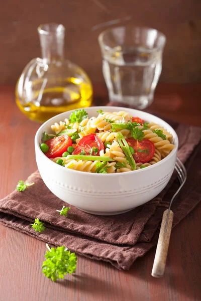 Vegetariánské těstoviny fusilli s bylinkami hrachu, rajčat — Stock fotografie