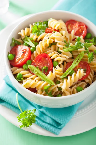 Vegetariánské těstoviny fusilli s bylinkami hrachu, rajčat — Stock fotografie