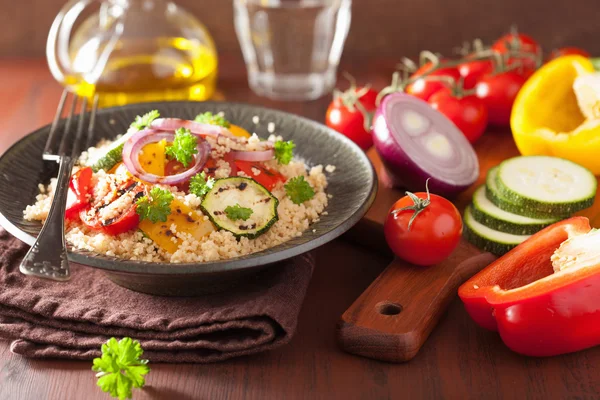 Salada de cuscuz saudável com tomate grelhado pimenta abobrinha cebola — Fotografia de Stock