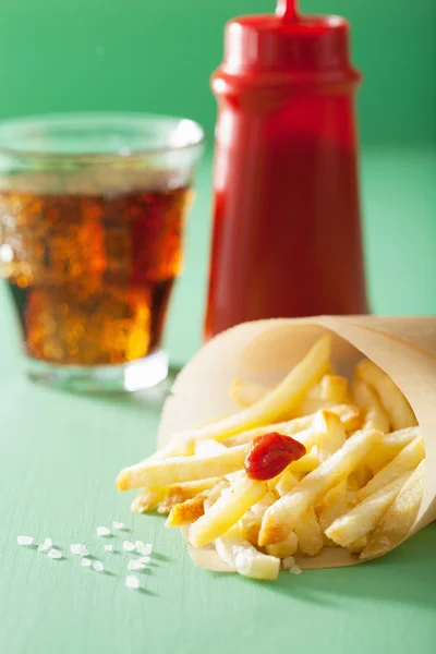 Patatine fritte con ketchup su sfondo verde — Foto Stock