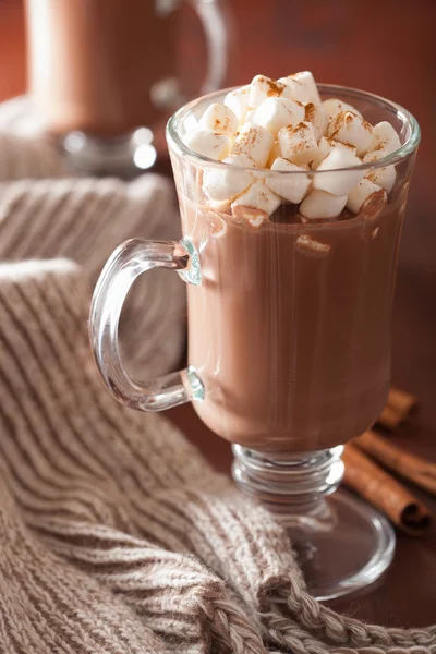 Chocolate quente com mini marshmallows canela bebida de inverno — Fotografia de Stock