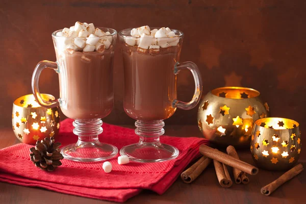 Chocolat chaud avec mini guimauves cannelle bougie de boisson d'hiver — Photo