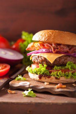 pastırma peynirli burger sığır patty domates soğan ile