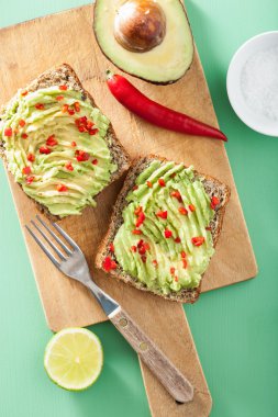 Avokado kireç biber ile sağlıklı kepekli ekmek