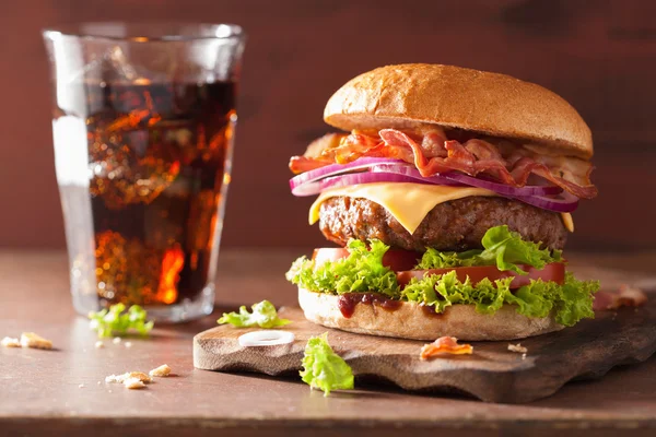 Szalonna sajt burger a marha patty paradicsom hagyma cola — Stock Fotó