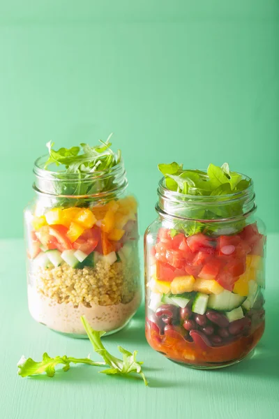 Vegan quinoa vegetabiliska bönsallad i mason burkar — Stockfoto