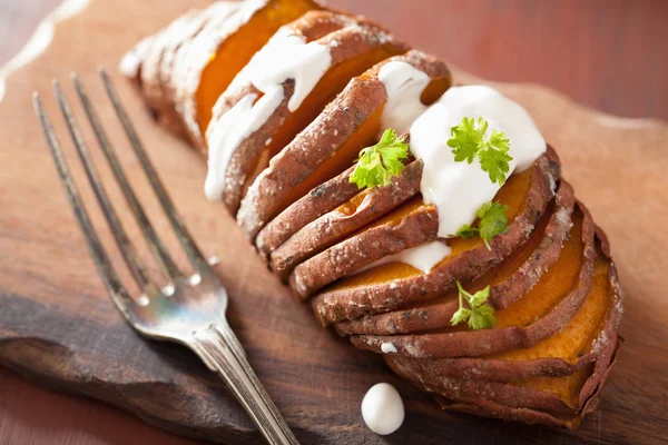 Baked hasselback potato with sour cream — Stock Photo, Image