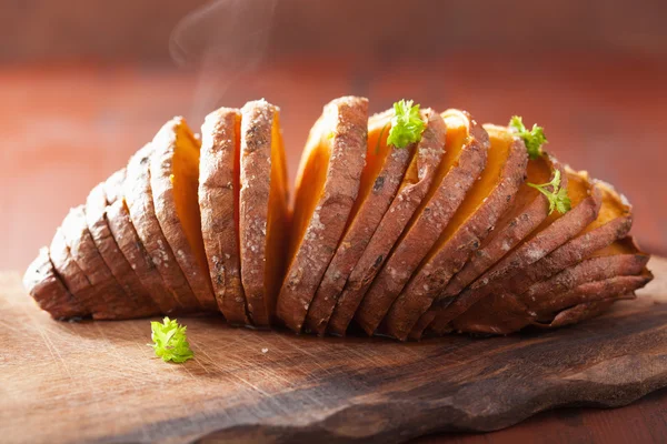 Печёная картошка Хасселбэк — стоковое фото