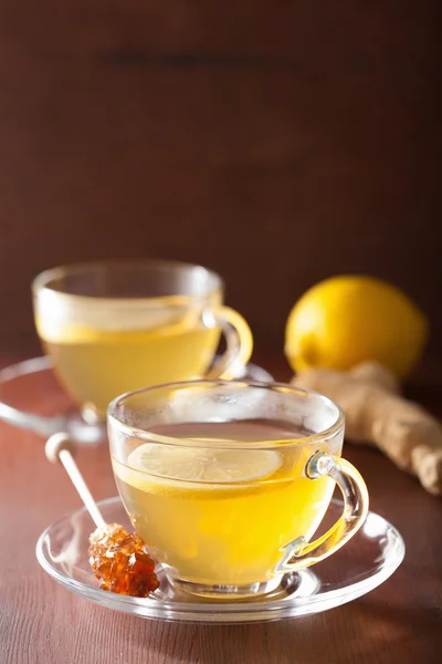 Té de jengibre de limón caliente en taza de vidrio —  Fotos de Stock