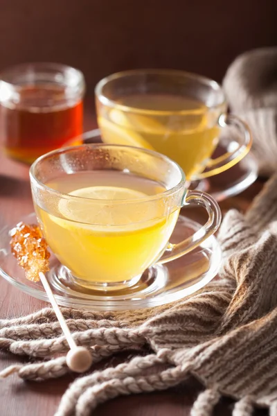 Tè caldo al miele di limone e zenzero in tazza di vetro — Foto Stock