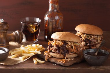ev yapımı domuz burger lahana salatası ve barbekü sosu çekti
