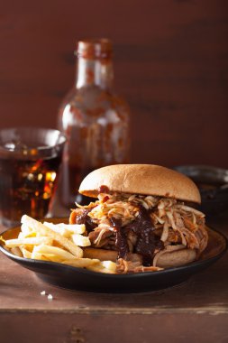 ev yapımı domuz burger lahana salatası ve barbekü sosu çekti