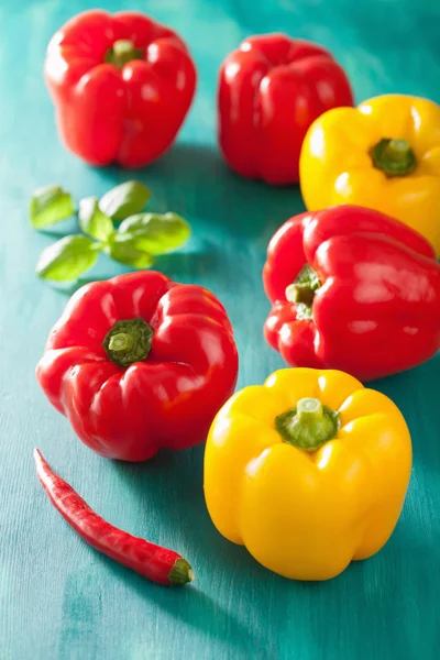 Zdravé zeleninové červené žluté papriky na tyrkysové pozadí — Stock fotografie