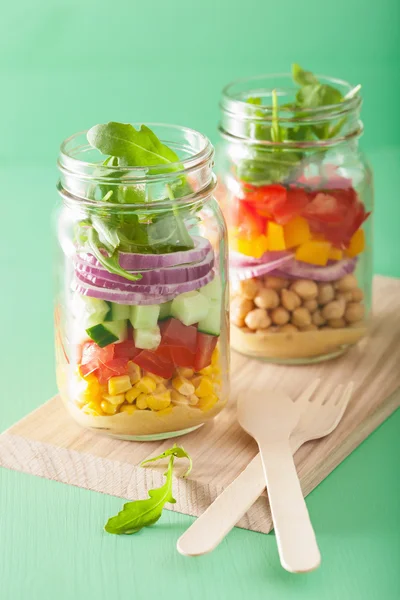 Mason kavanoza sağlıklı sebze nohut salatası — Stok fotoğraf