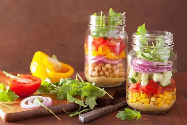 Mason kavanoza sağlıklı sebze nohut salatası — Stok fotoğraf