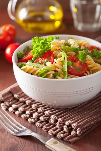 Vegetarische pasta fusilli met tomaat erwten kruiden — Stockfoto