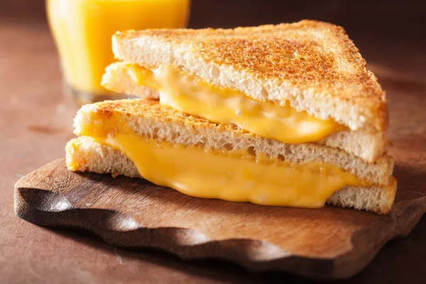 Gegrilde kaas sandwich voor ontbijt — Stockfoto