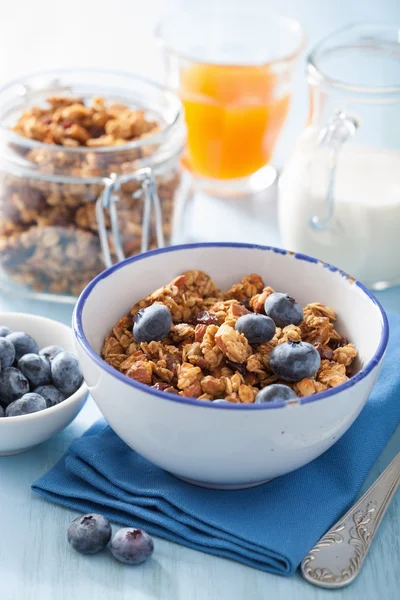 Hausgemachtes gesundes Müsli mit Blaubeeren zum Frühstück — Stockfoto